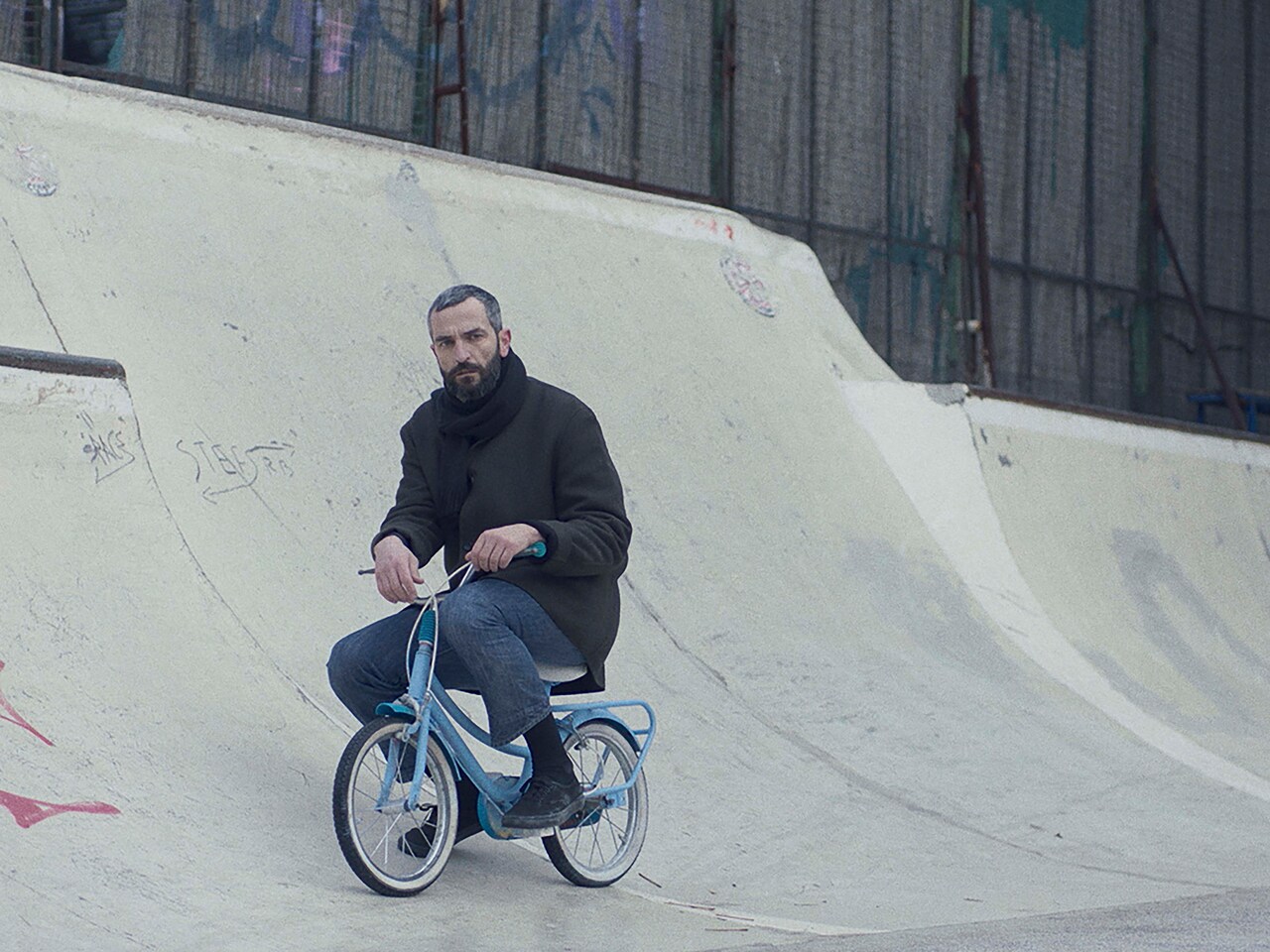 記憶喪失の男が回復プログラム“新しい自分”に参加、クリストス・ニク監督作の公開決定