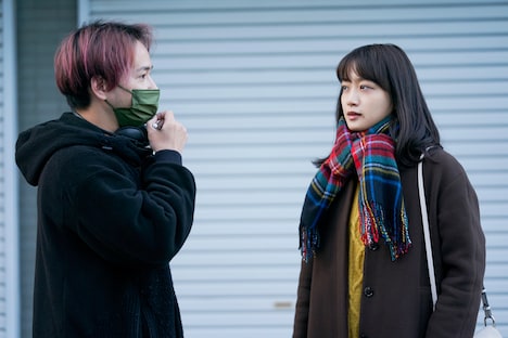 左から上田迅、深川麻衣。