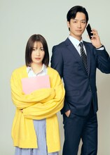 左から中村ゆりか扮する丸山真由美、竹財輝之助扮する堤司治。(c)志茂・ぶんか社／「部長と社畜の恋はもどかしい」製作委員会