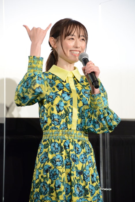 アロハポーズで挨拶する福原遥。