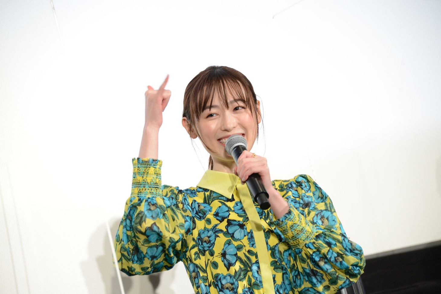 アロハポーズで挨拶する福原遥。