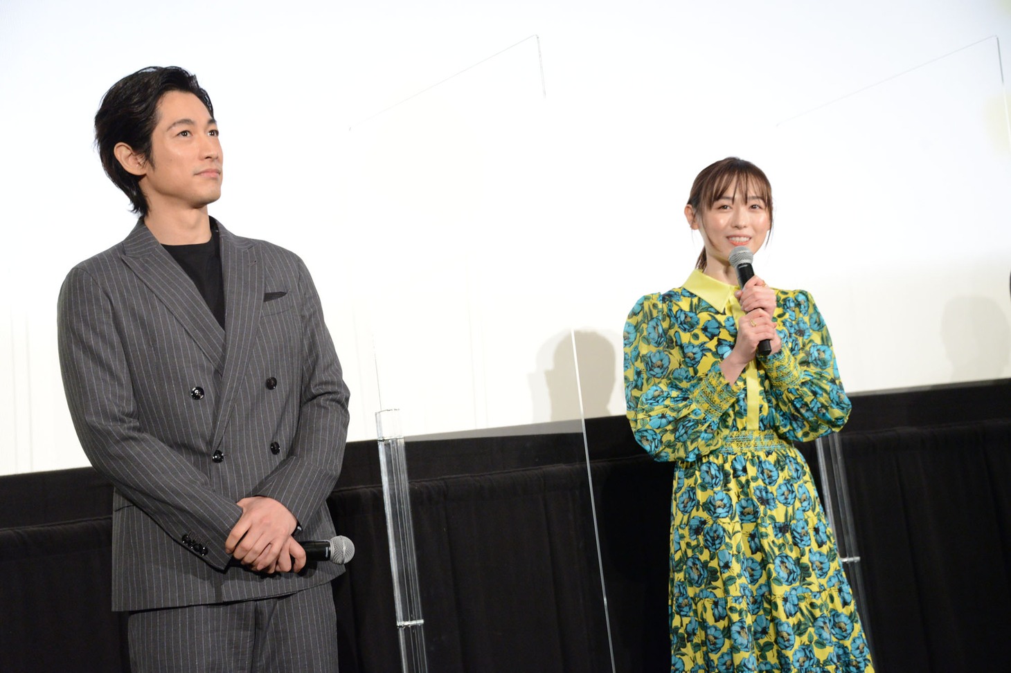 左からディーン・フジオカ、福原遥。