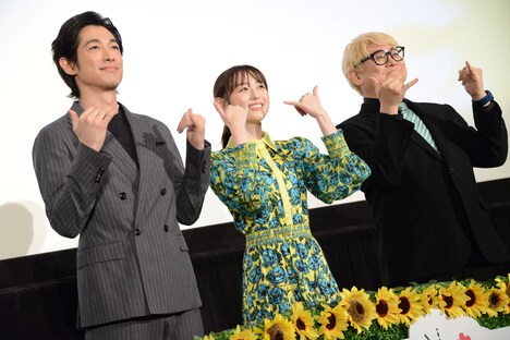 カメラにアロハポーズを向ける登壇者たち。