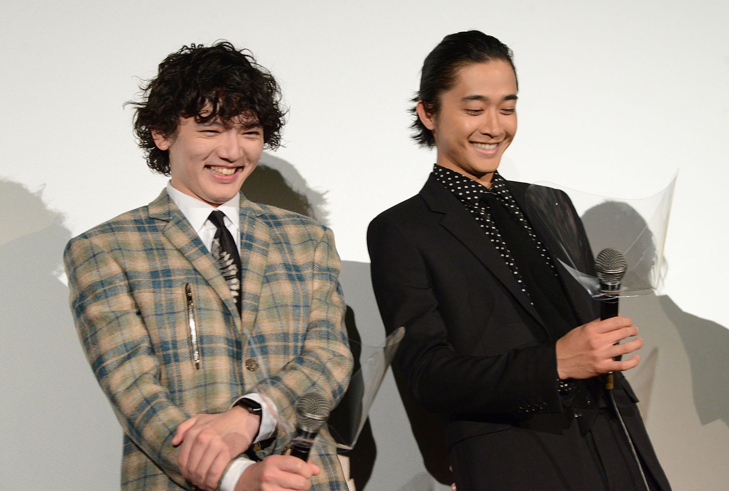 談笑する濱田龍臣（左）、佐藤寛太（右）。