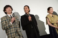 左から濱田龍臣、佐藤寛太、山口まゆ。