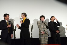 先輩キャストの話に笑いをこらえられない濱田龍臣（中央右）、佐藤寛太（右）。