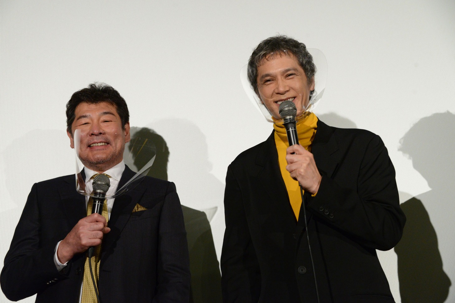 左から赤井英和、加藤雅也。