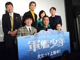 「軍艦少年」公開記念舞台挨拶にて、前列左から濱田龍臣、佐藤寛太、山口まゆ。後列左から赤井英和、加藤雅也、大塚寧々、Yuki Saito。