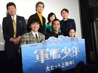 「軍艦少年」公開記念舞台挨拶にて、前列左から濱田龍臣、佐藤寛太、山口まゆ。後列左から赤井英和、加藤雅也、大塚寧々、Yuki Saito。
