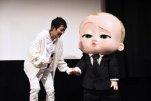 ボス・ベイビー（右）をちょうどいい位置へ誘導する石田明（左）。