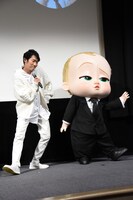 一緒に踊る石田明（左）とボス・ベイビー（右）。