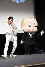 一緒に踊る石田明（左）とボス・ベイビー（右）。