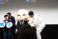 ボス・ベイビー（中央）をちょうどいい位置へ誘導する石田明（右）。