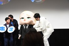 ボス・ベイビー（中央）をちょうどいい位置へ誘導する石田明（右）。