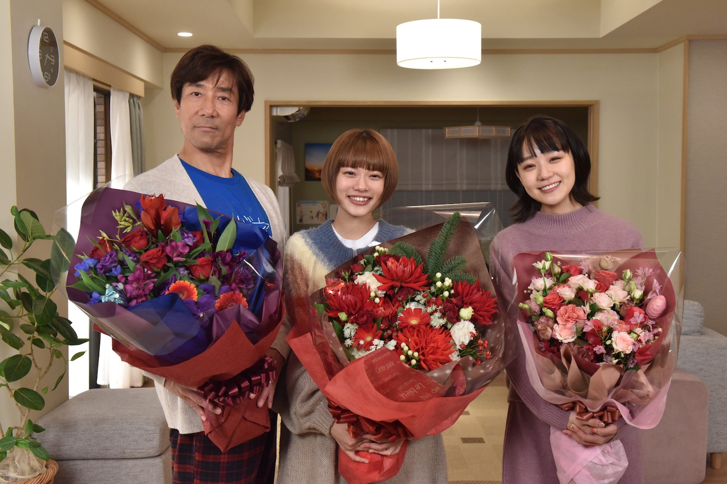 左から岸谷五朗、杉咲花、奈緒。