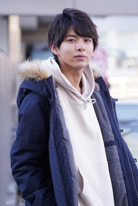 隼人役の小宮璃央。