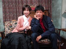 左から篠田麻里子、駿河太郎。