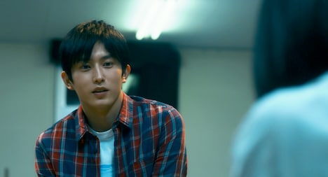 「やがて海へと届く」より、杉野遥亮演じる遠野。