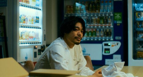 「やがて海へと届く」新場面写真。中崎敏演じる国木田。