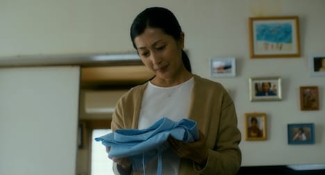 「やがて海へと届く」新場面写真。鶴田真由演じる志都香。