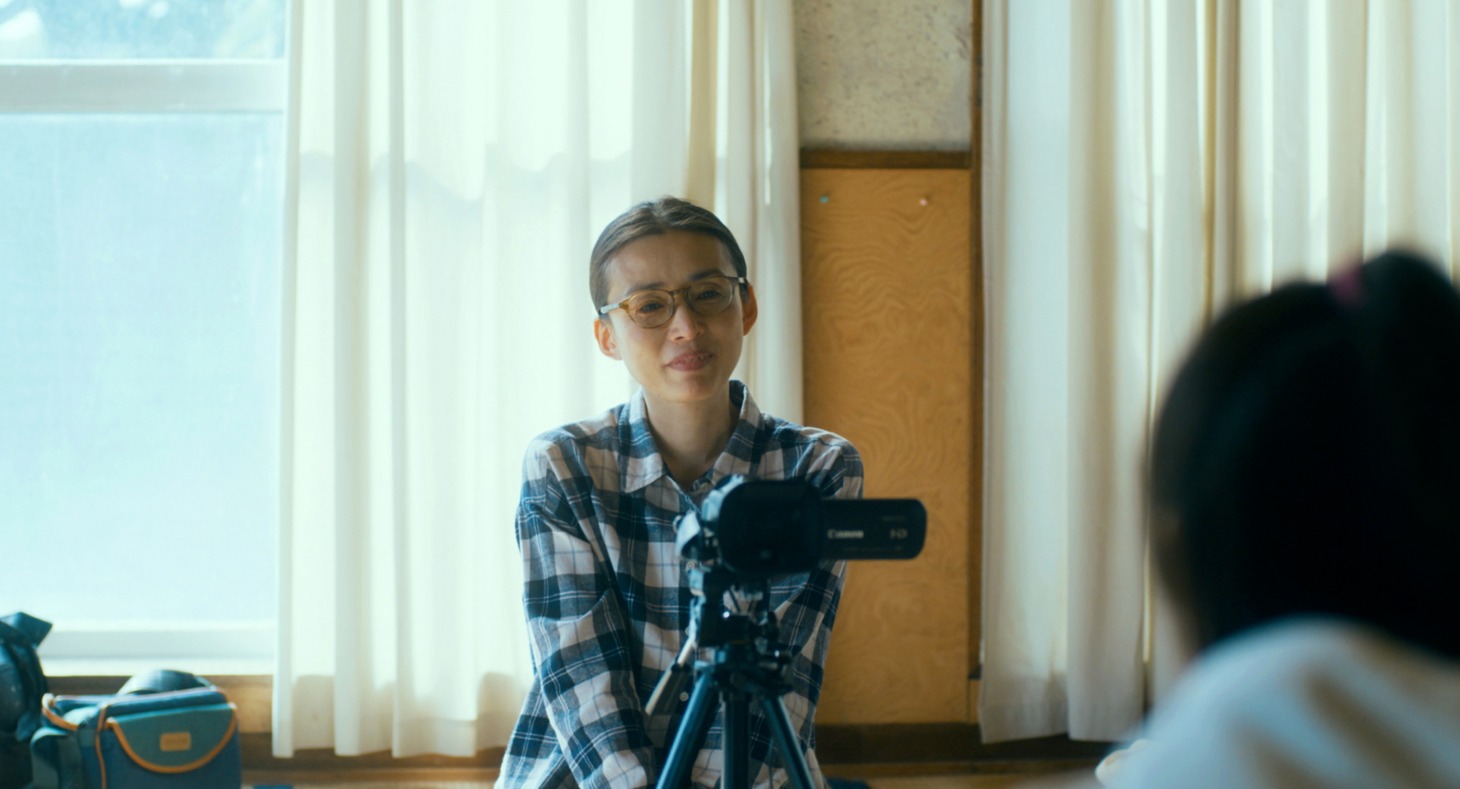 「やがて海へと届く」より、中嶋朋子演じる幸栄。