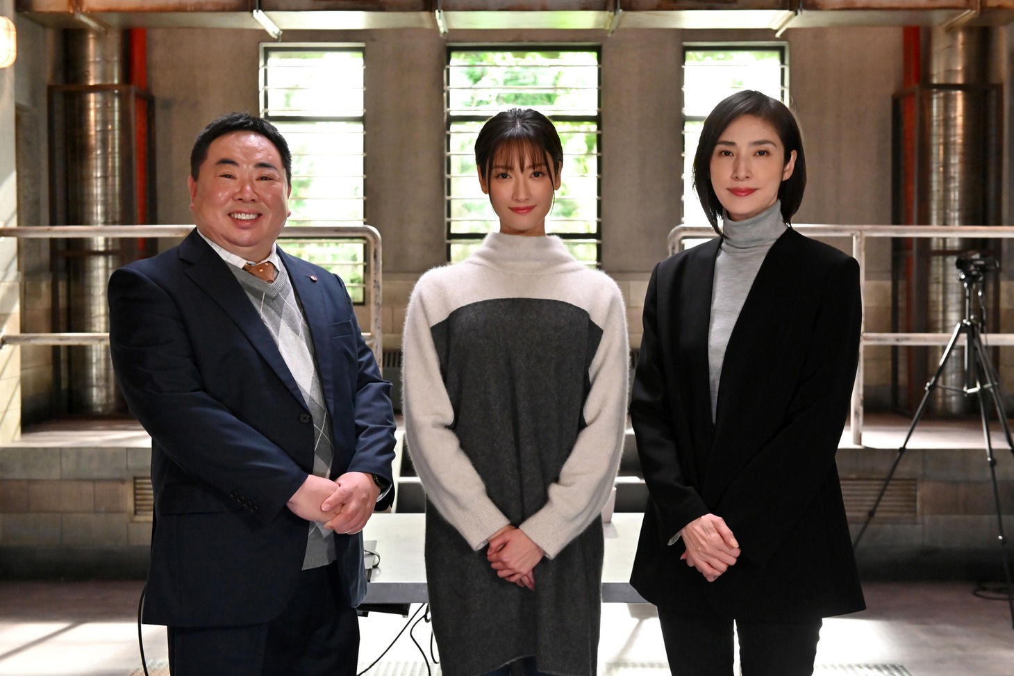 左から塚地武雅、菜々緒、天海祐希。