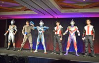 左からイーヴィルトリガー、平野宏周、ウルトラマンゼット、寺坂頼我、ウルトラマントリガー、中村優一。