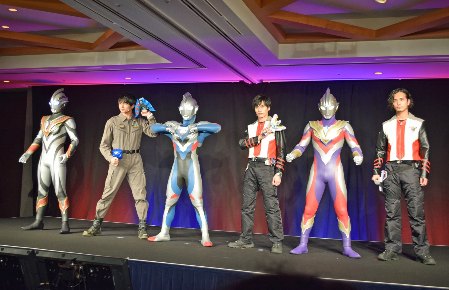 左からイーヴィルトリガー、平野宏周、ウルトラマンゼット、寺坂頼我、ウルトラマントリガー、中村優一。