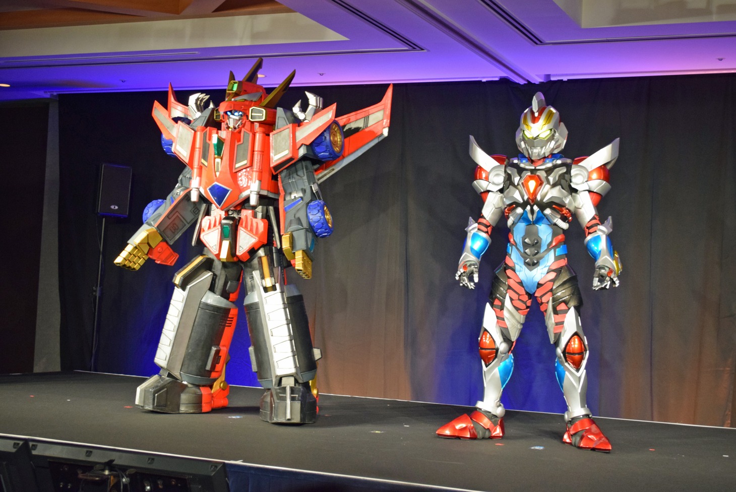 左からダイナゼノン、グリッドマン。