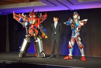 左からダイナゼノン、雨宮哲監督、グリッドマン。