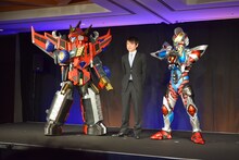 左からダイナゼノン、雨宮哲監督、グリッドマン。