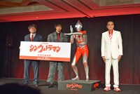 左から樋口真嗣、斎藤工、ウルトラマン、古谷敏。