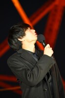 興味津々の様子で東京タワーを見上げる永瀬廉。