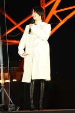 今日履いているロングブーツの丈を教える池田エライザ。