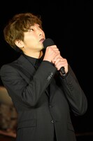 東京タワーを見上げる柄本佑。