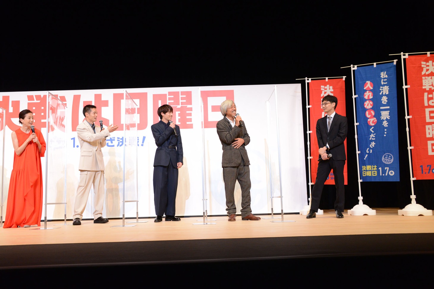坂下雄一郎（右）に話を振る登壇者たち。