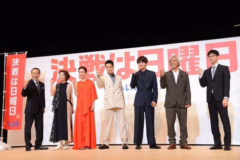 選挙ポスター風のポーズを決める登壇者たち。