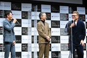 玉木宏（左）と渡部篤郎（中央）に「アクリルパネルよりデカい」と指摘された権野元（右）。