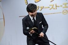 戦闘態勢のポーズを取る小澤征悦。