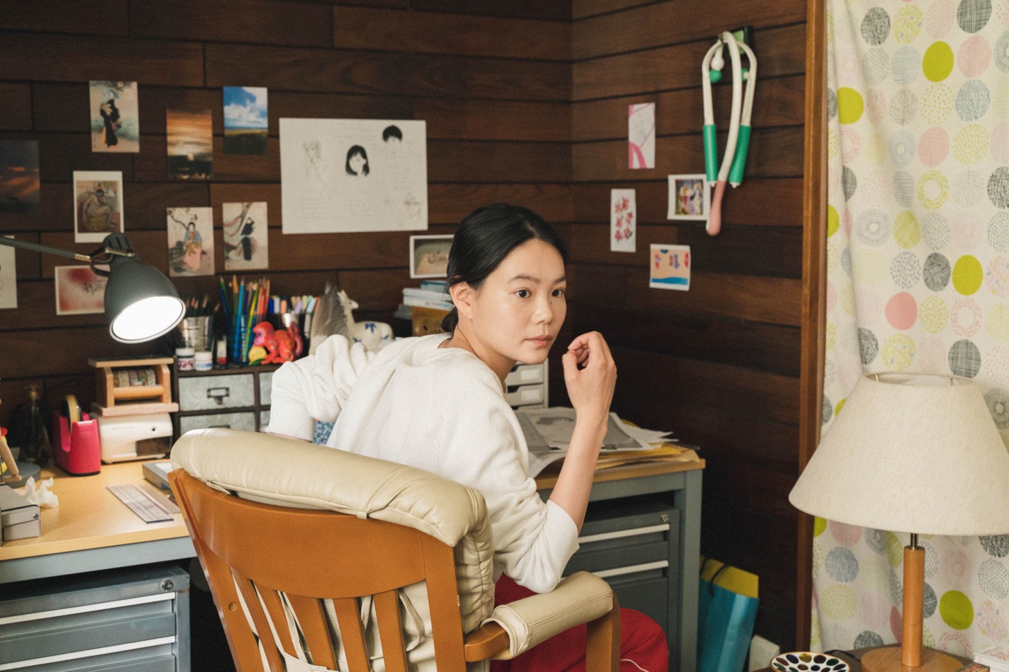 山本奈衣瑠演じる亜子。
