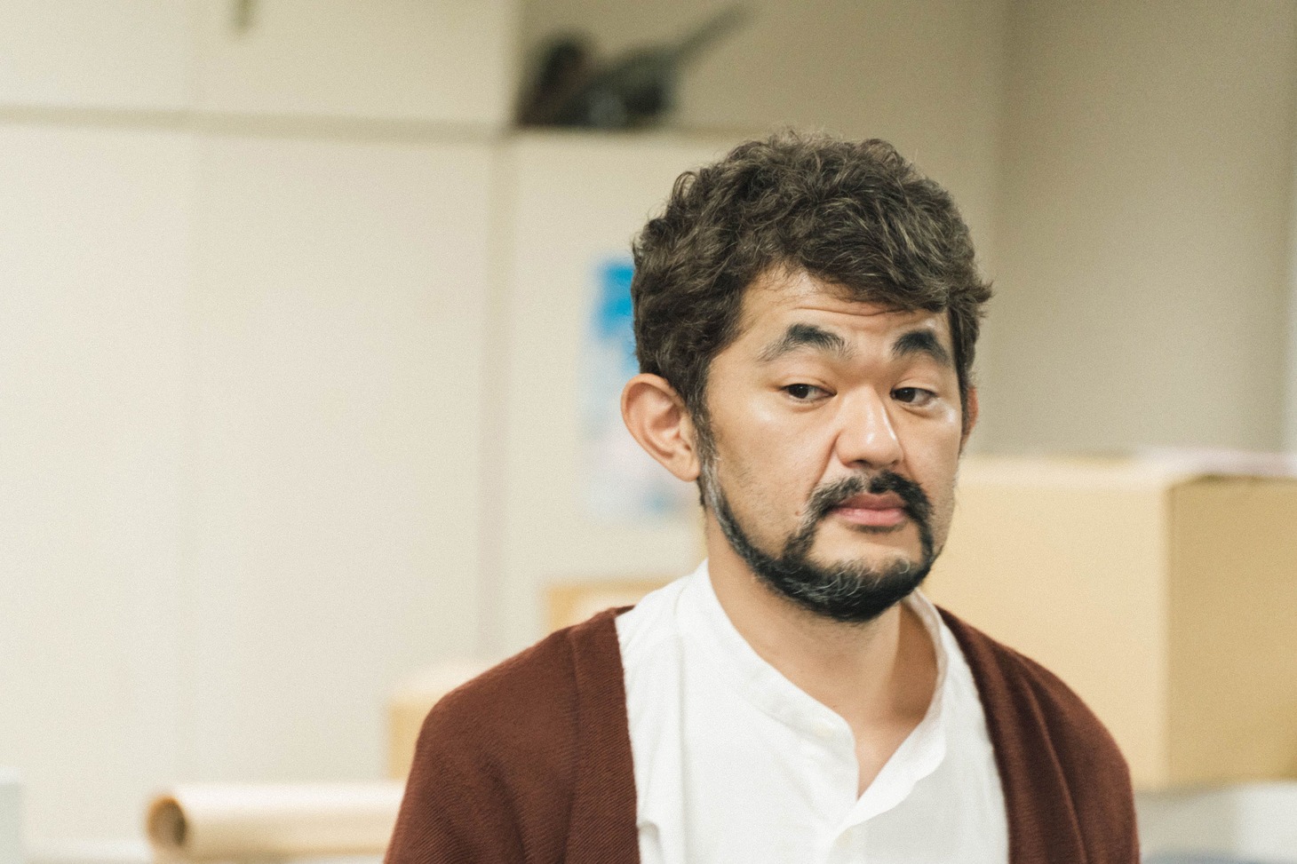 広重が務める週刊誌編集部の上司（芹澤興人）。
