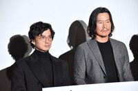 左から安藤政信、豊川悦司。