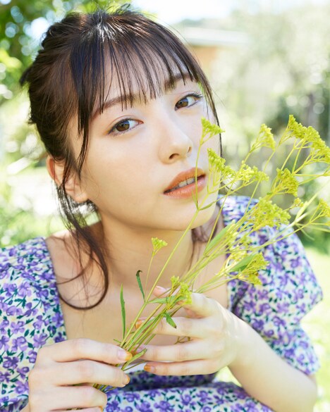 「浜辺美波カレンダー 2022.04-2023.03」より。