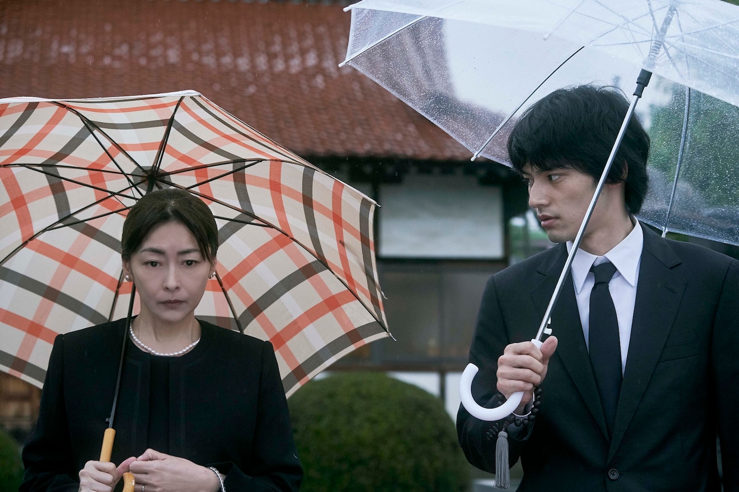 中山美穂演じる母・衿子（左）と岡田健史演じる息子・雅也（右）。