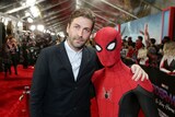 左からジョン・ワッツ、スパイダーマン。