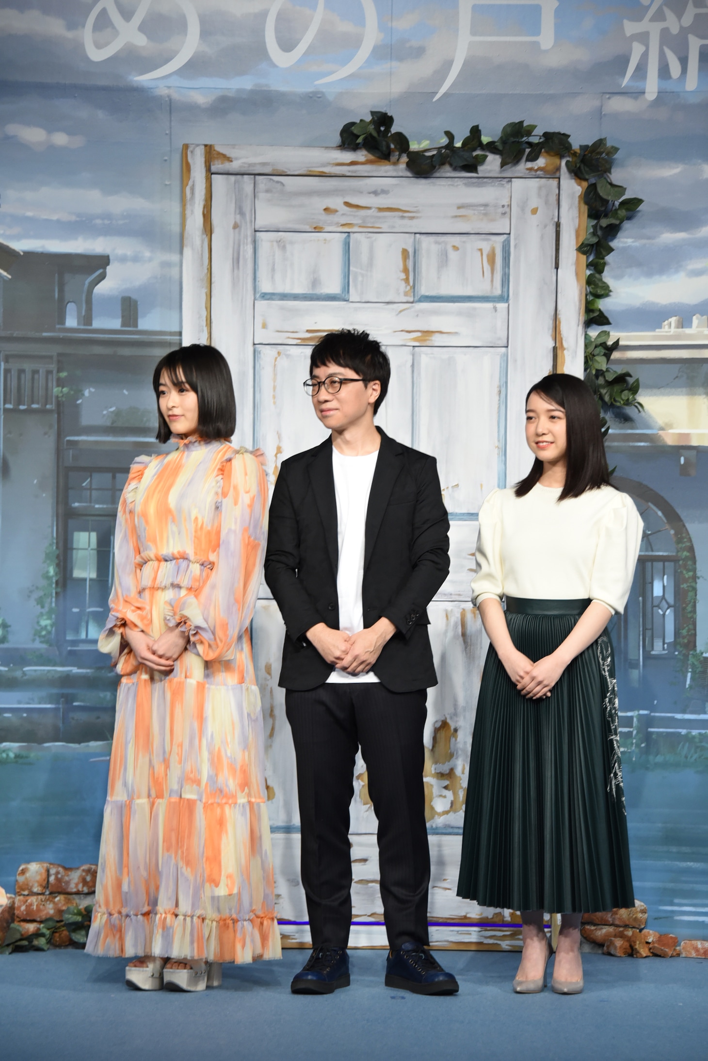 左から森七菜、新海誠、上白石萌音。