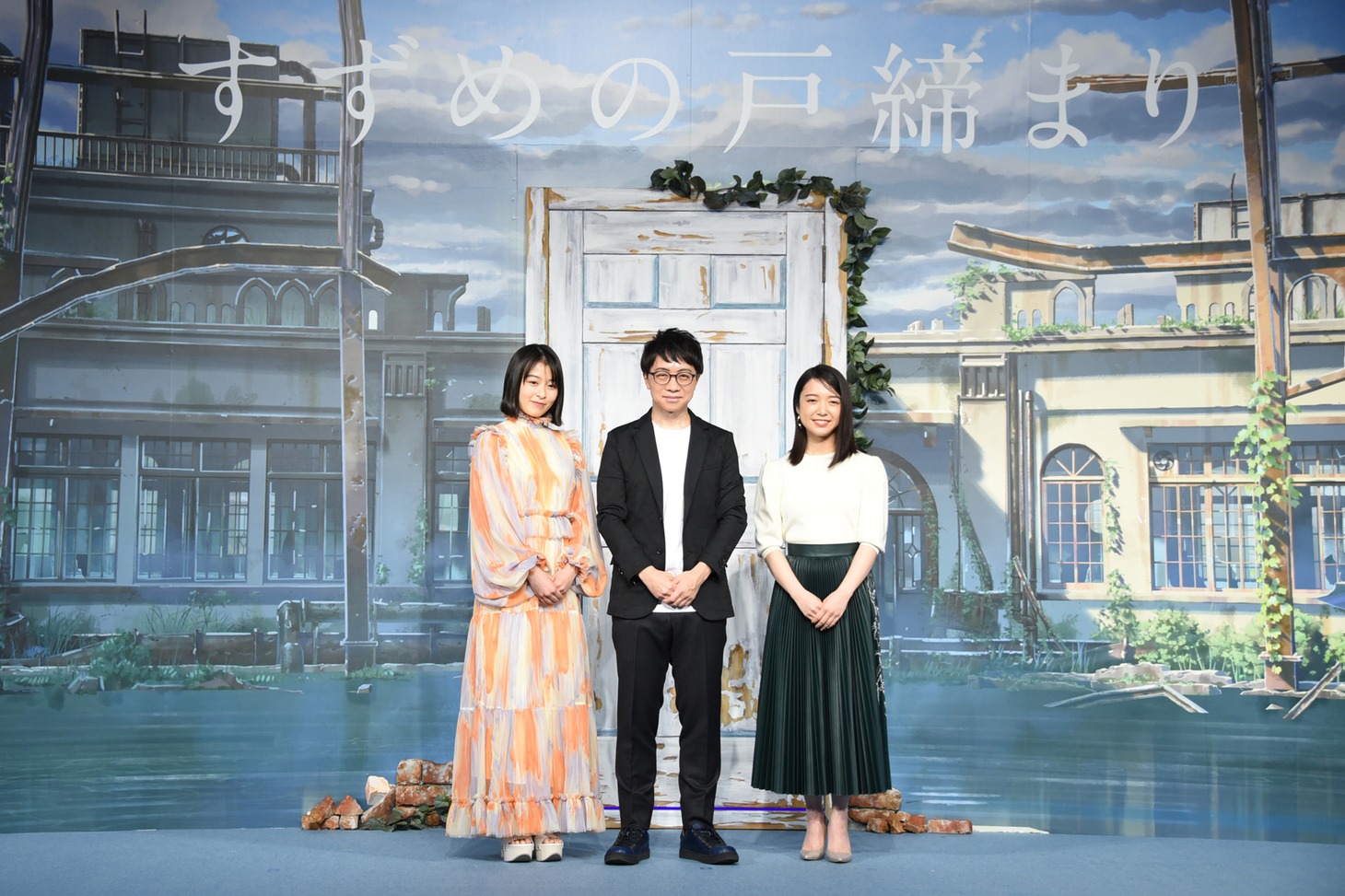「すずめの戸締まり」製作発表記者会見の様子。左から森七菜、新海誠、上白石萌音。
