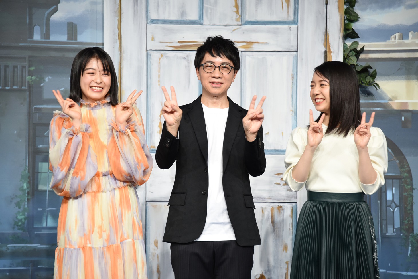 左から森七菜、新海誠、上白石萌音。