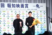 左からプロデューサーの紀伊宗之、鈴木亮平。