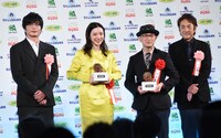 「そして、バトンを渡された」チームのフォトセッションの様子。左から田中圭、永野芽郁、監督賞受賞の前田哲、花束ゲストの市村正親。